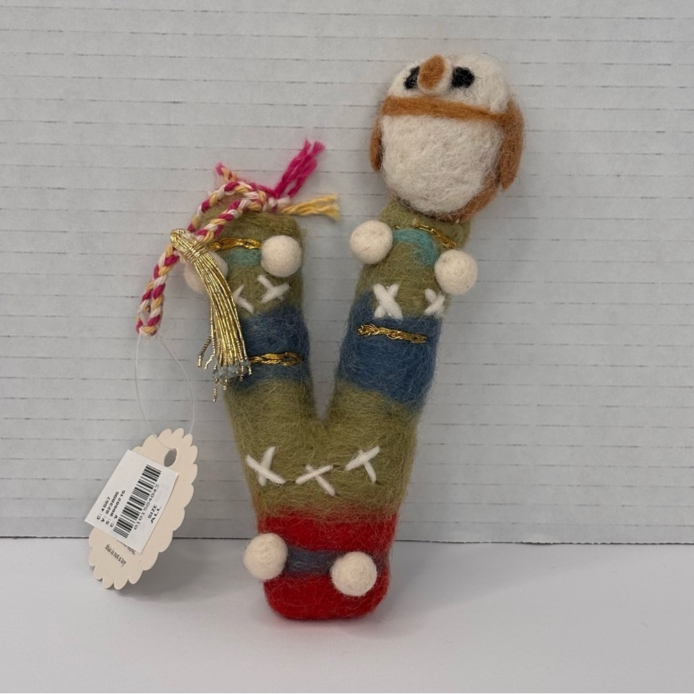 BNWT: 2025 Anthropologie Forest Friends Wool Felt Monogram Ornament Letter V - Picture 4 of 6